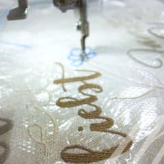 unter der Stickmaschine